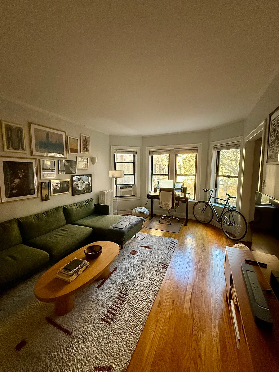 Living Room - 535 W Wellington Ave #64
