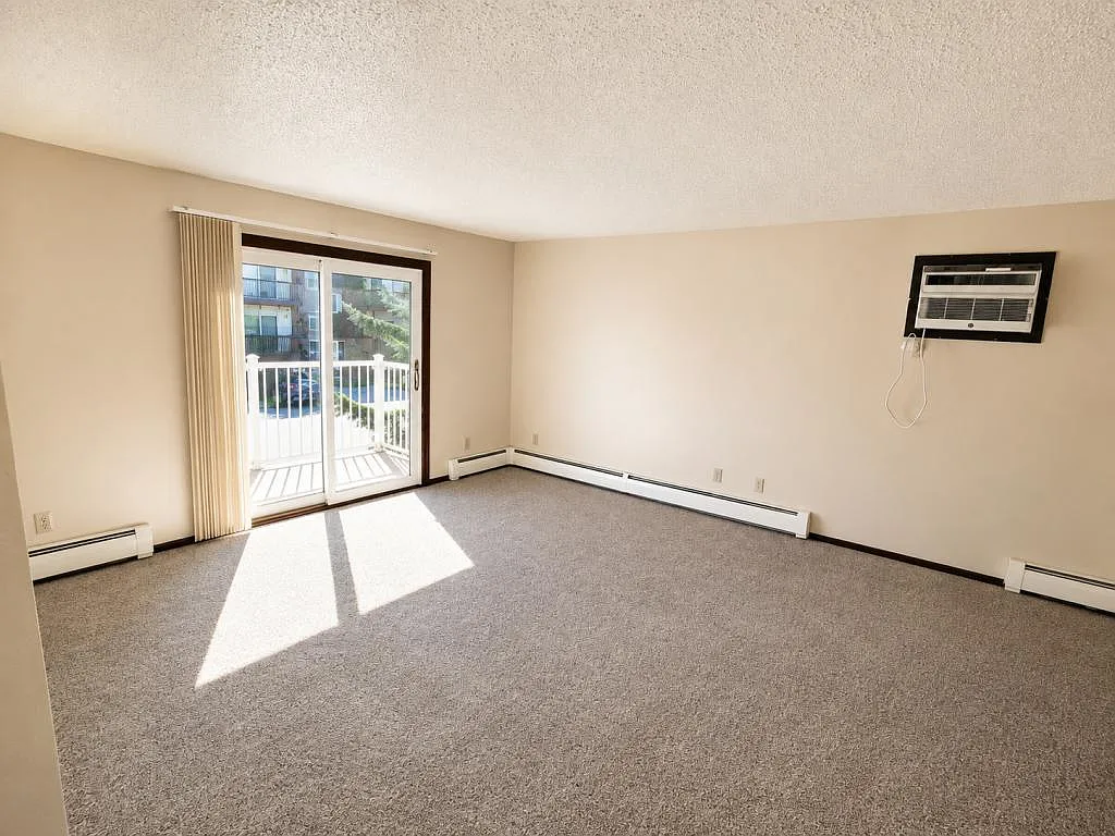 1025 Laramie Dr — Photo 4
