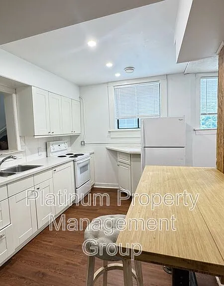 933 18th Ave SW #6 — Photo 1
