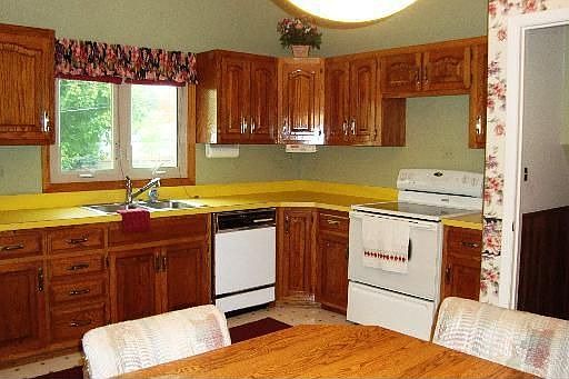 Big, Eat in Kitchen