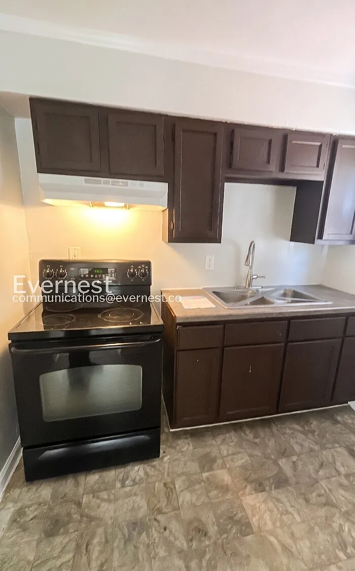 2 bed, 1.0 bath, 792 sqft, $977 — Photo 2