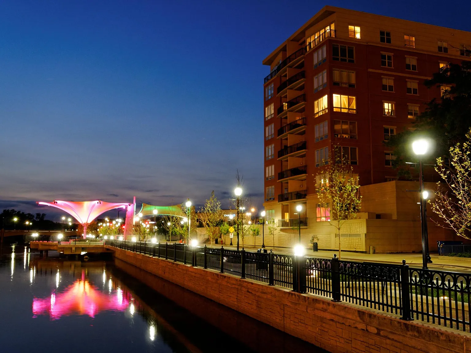 Fountain Square on the River — Photo 1