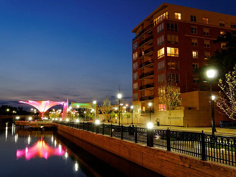 Fountain Square on the River — Photo 1