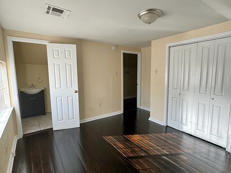 710 Mazant St — Photo 11