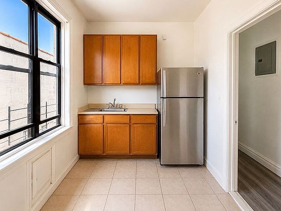 5th image of 952 Saint Marks Ave #E7