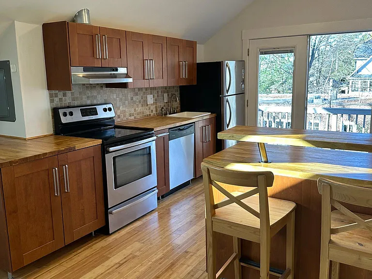 Kitchen/Eat in bar