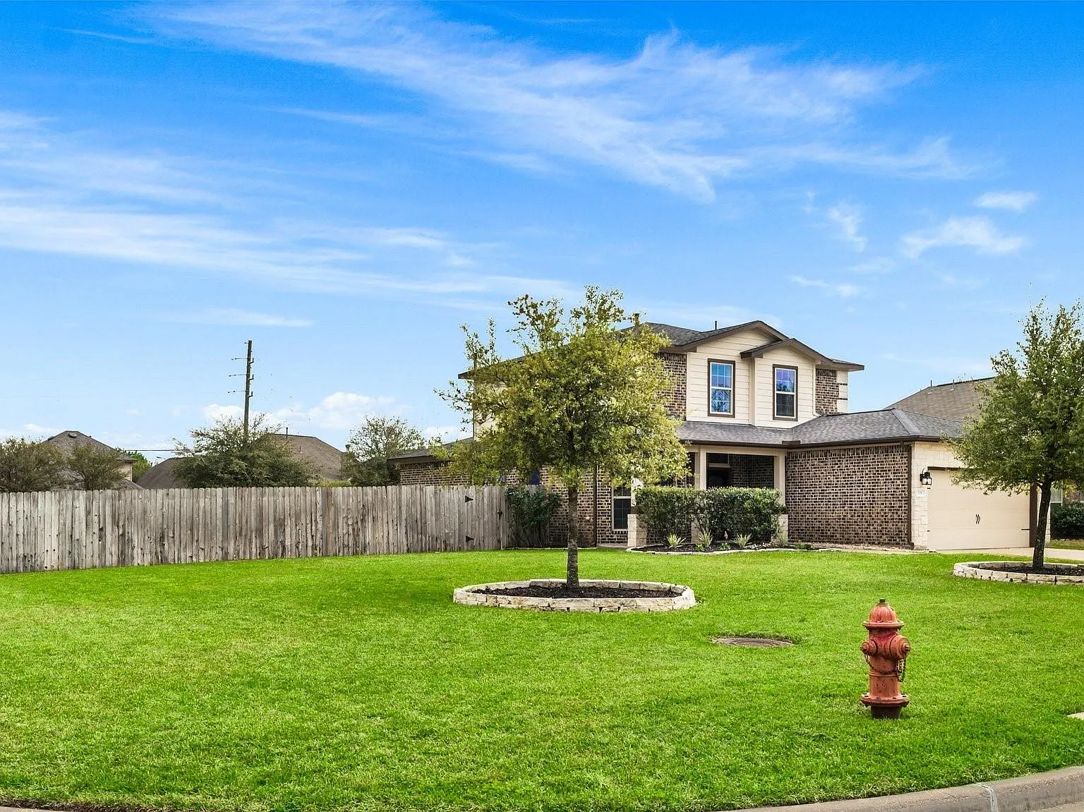 3 bed, 3.5 bath, 2269 sqft, $2,300 — Photo 2