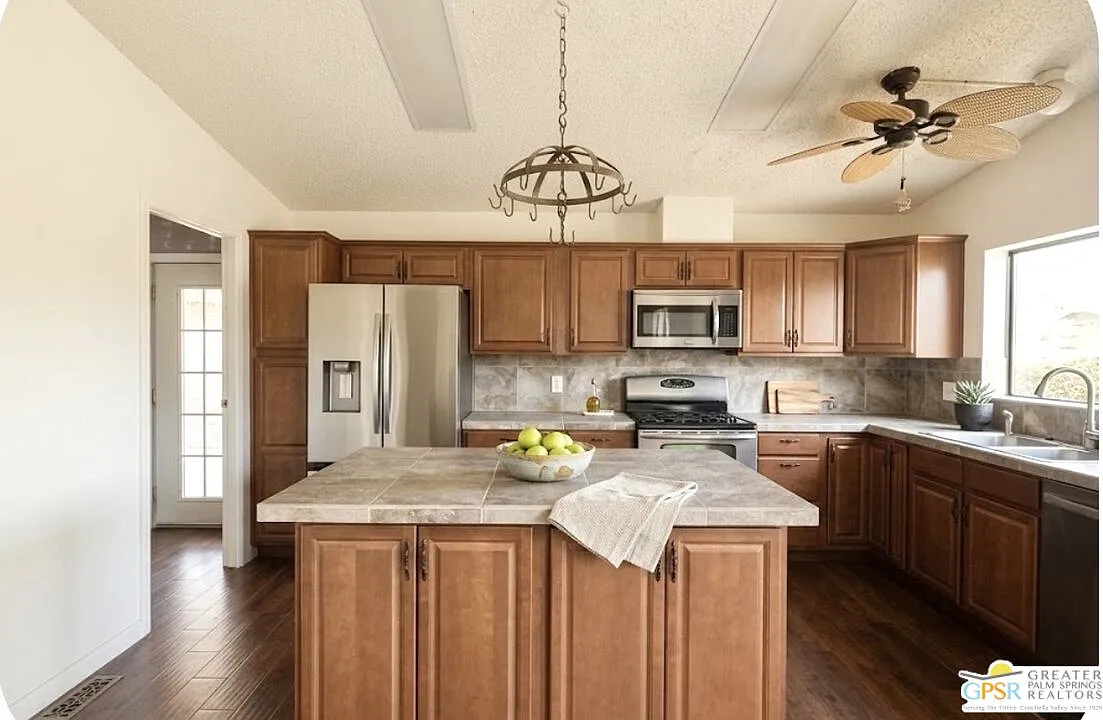 2 bed, 2.0 bath, 1646 sqft, $2,700 — Photo 3