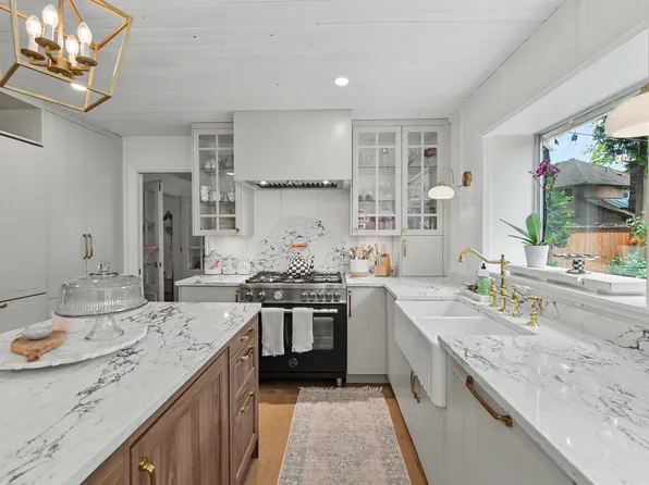 2085 Ocean Forest Dr, Surrey, BC V4A 6P1