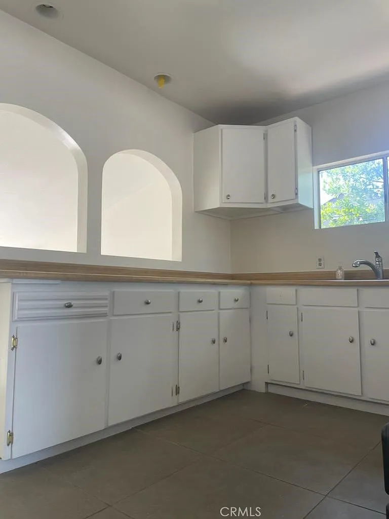 4 bed, 2400 sqft, $4,950 — Photo 3