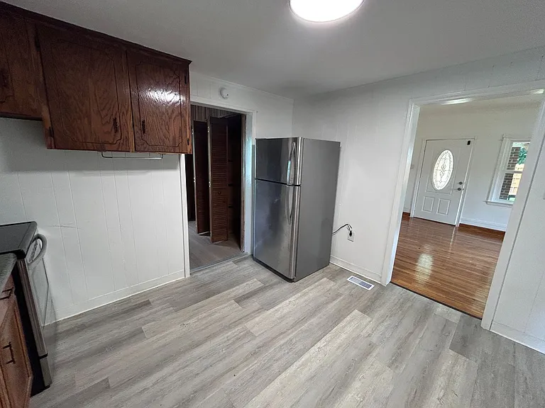 435 Lawrence St — Photo 8