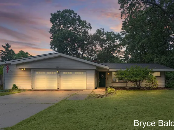 1891 Crestwood Ln, Muskegon, MI 49441