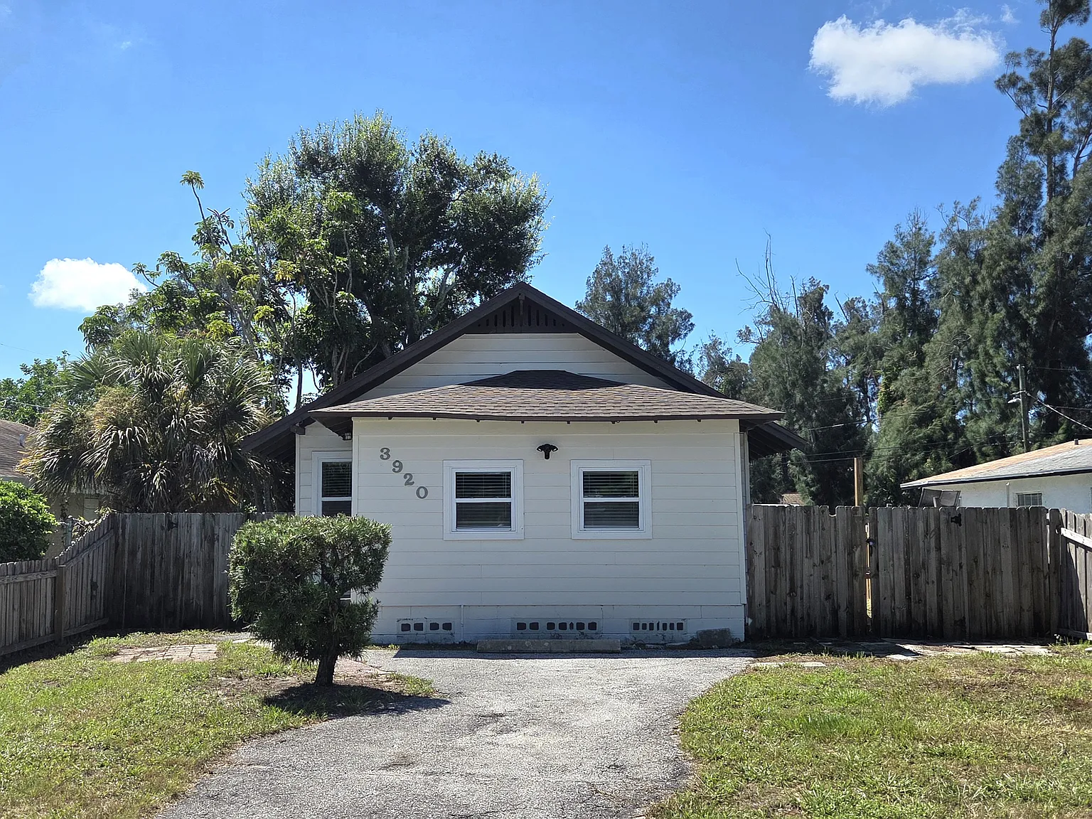 3 bed, 930 sqft, $2,200 — Photo 1
