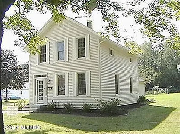 417 Moccasin St, Buchanan, MI 49107