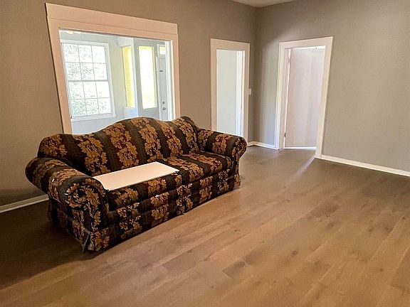 4th image of 303 Glade St