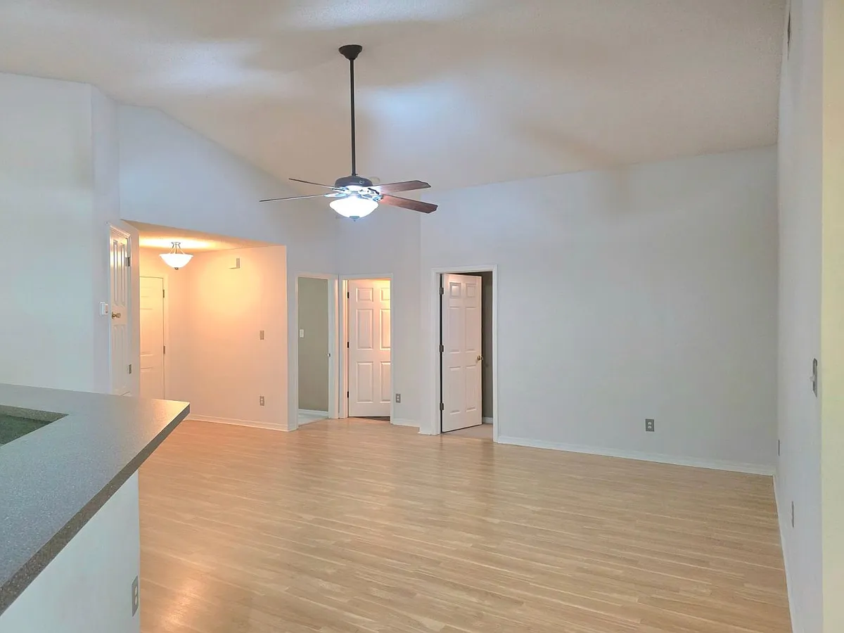 Building Photo - 1059 Simpson St