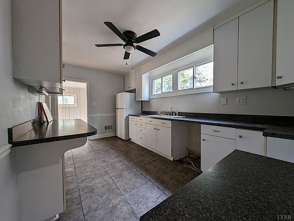 3rd image of 3212 Leslie St