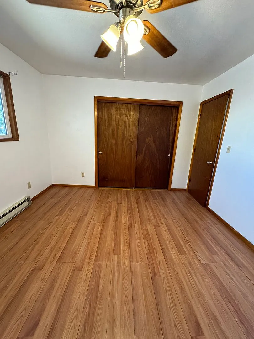 2bdrm, 1 bath duplex with carport and fenced yard — Photo 4