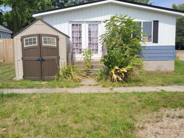 100 McKinley St, Houghton Lake, MI 48629