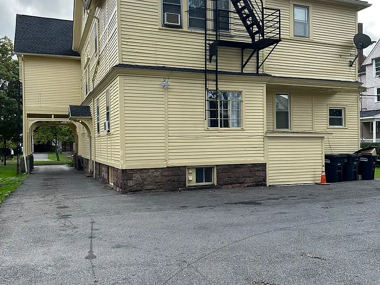 333 Oxford St — Photo 9