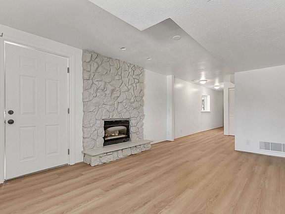 3rd image of 575 W Upper Evergreen Dr