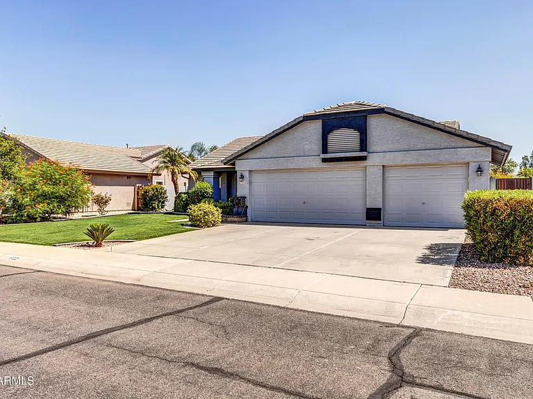 1113 E Betsy Ln — Photo 3