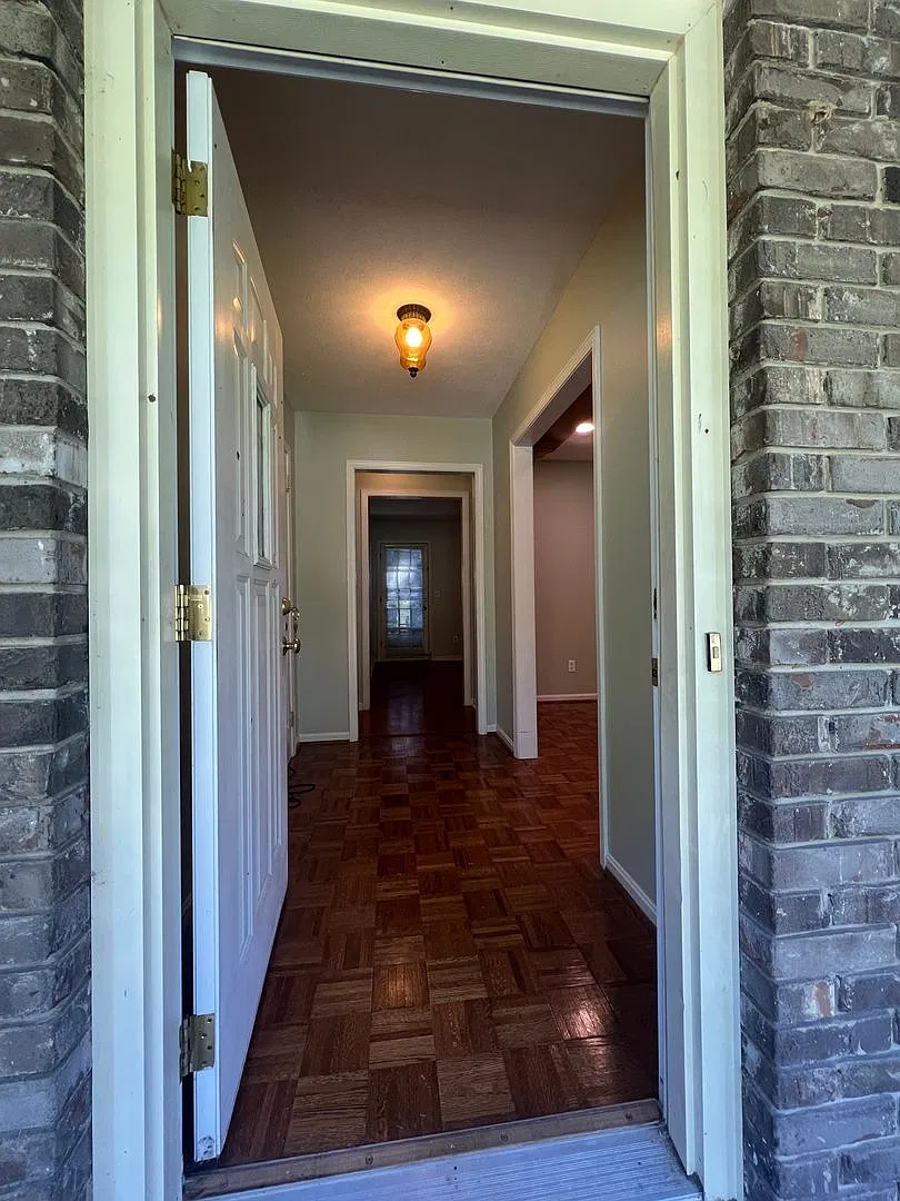 3 bedroom 2 bathroom single level home in Northwood Lake Neighborhood — Photo 4