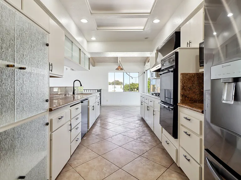 Pershing Dr — Photo 20