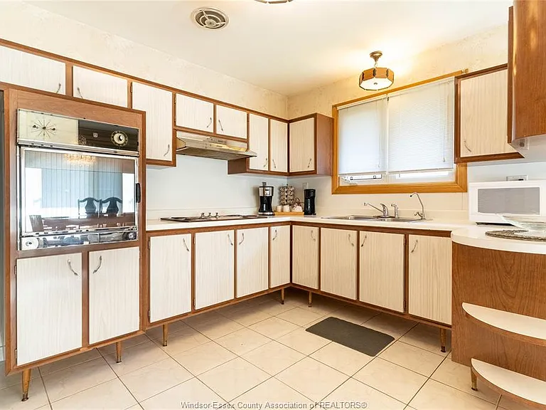 760 Wallace Ave — Photo 9