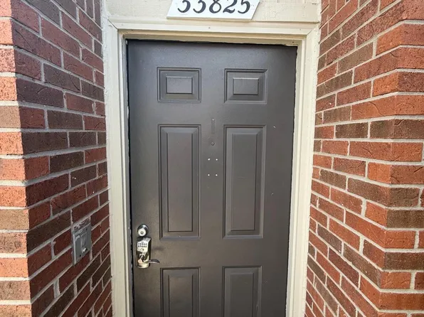 33825 Pondview Cir, Livonia, MI 48152