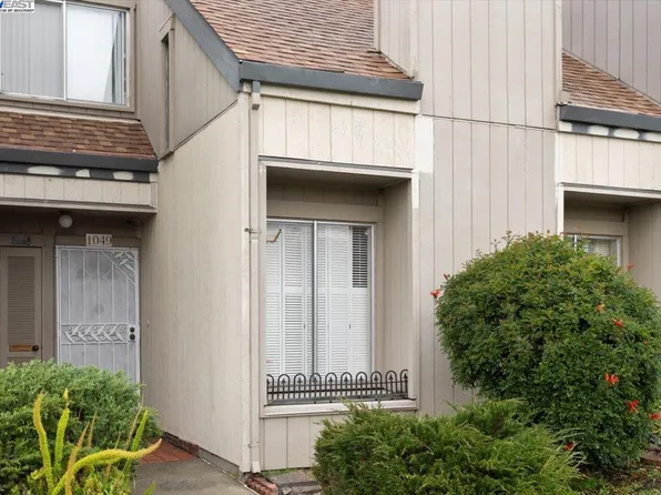 1049 Mangrove Ln, Alameda, CA 94502
