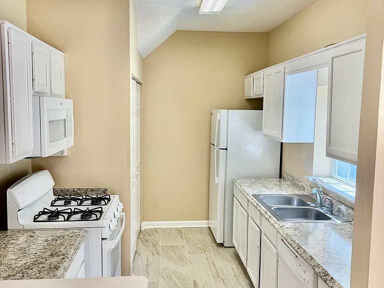 624 N Fairfield Dr — Photo 2