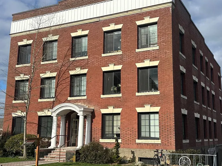 1011 High St — Photo 1