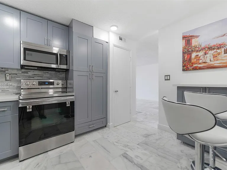 3161 S Ocean Dr — Photo 3