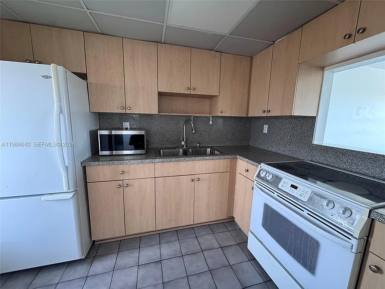 1400 SW 27th Ave #702 — Photo 11