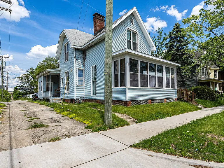 215 E South St — Photo 19