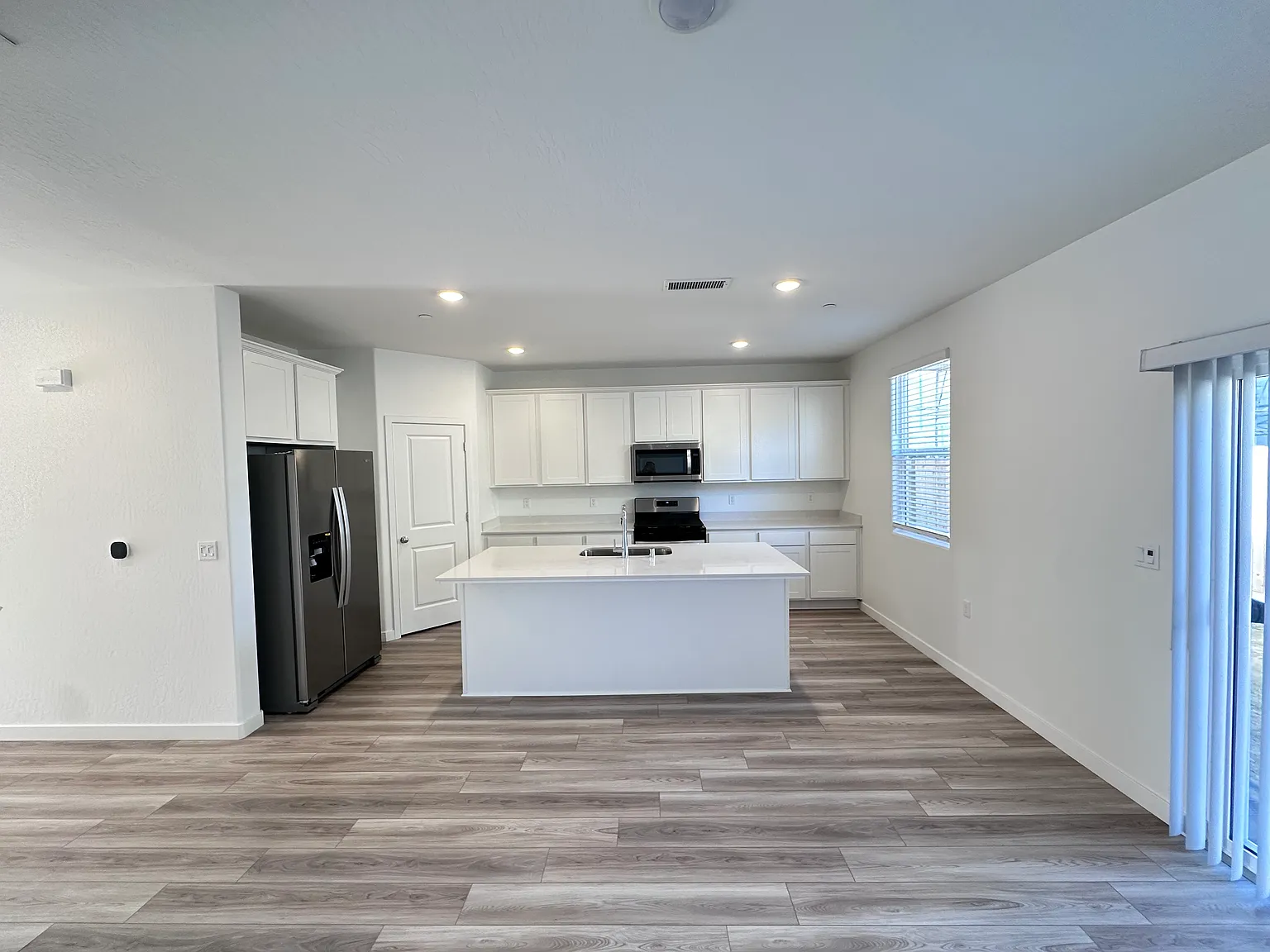 5 bed, 2287 sqft, $3,300 — Photo 2