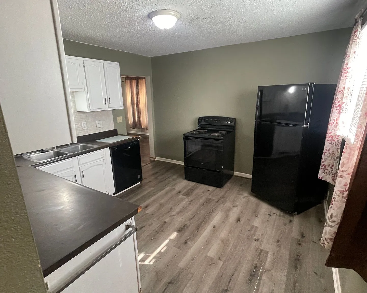 Beautiful updated apartments walking distance to Indianola townsquare — Photo 1