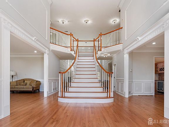 5th image of 21 Woodmere Rd