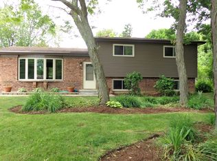 50 S Beck Rd, Lindenhurst, IL 60046