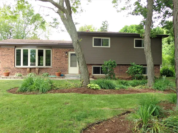 50 S Beck Rd, Lindenhurst, IL 60046