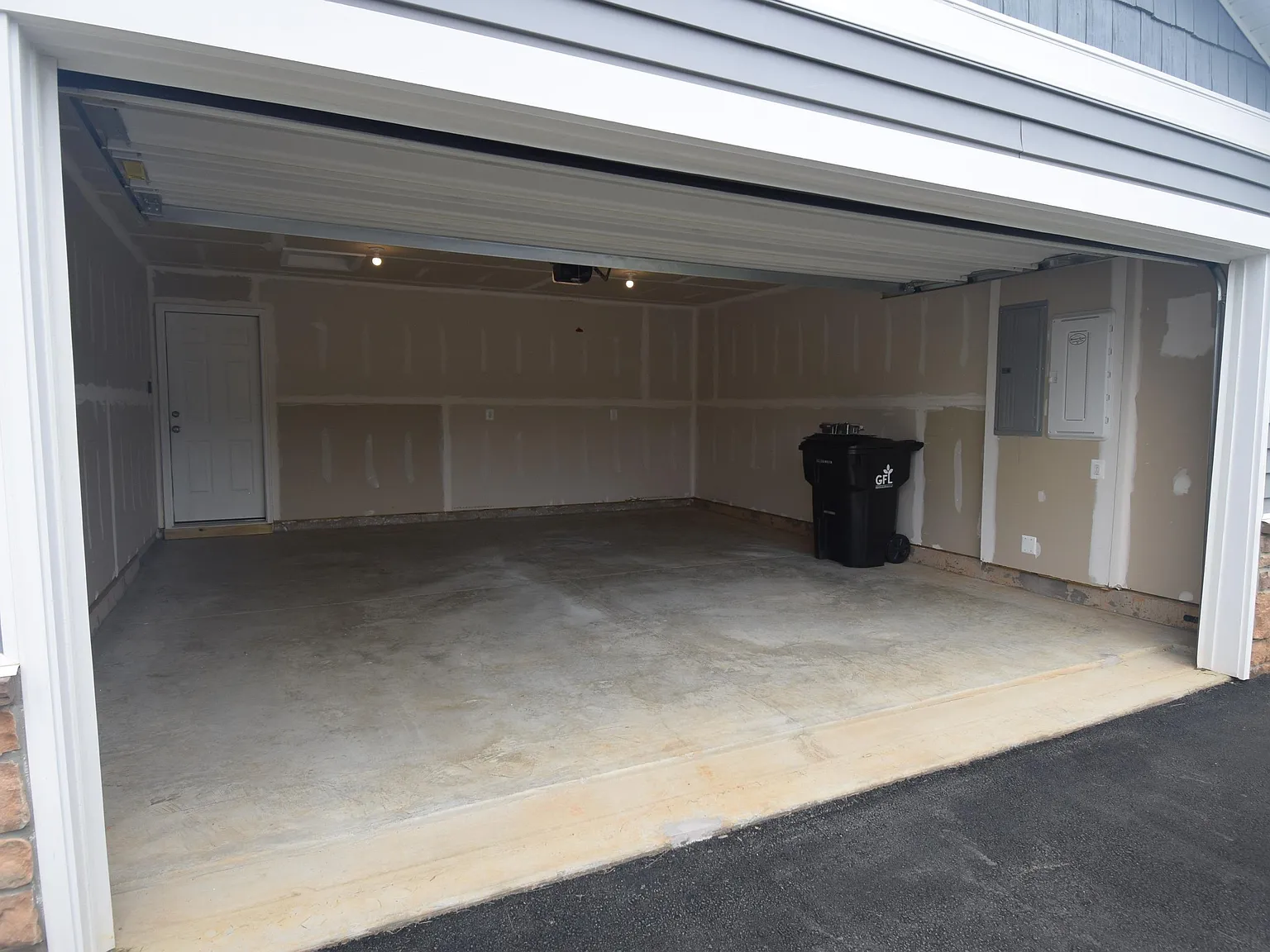 3 bed, 2.0 bath, 1347 sqft, $2,400 — Photo 4