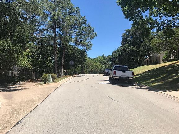 4th image of 3209 Woodford Dr