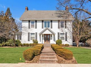 206 Banbury Rd, Mineola, NY 11501