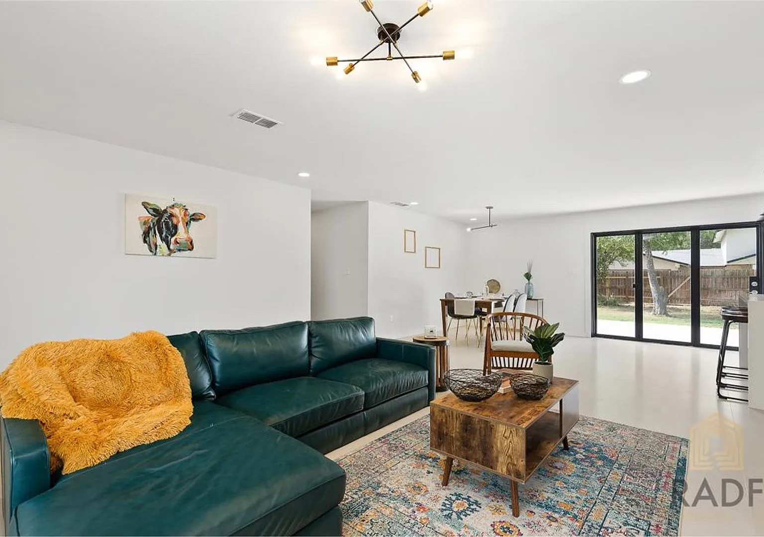 Spacious 4 Bed 3 Bath Home For Rent — Photo 3