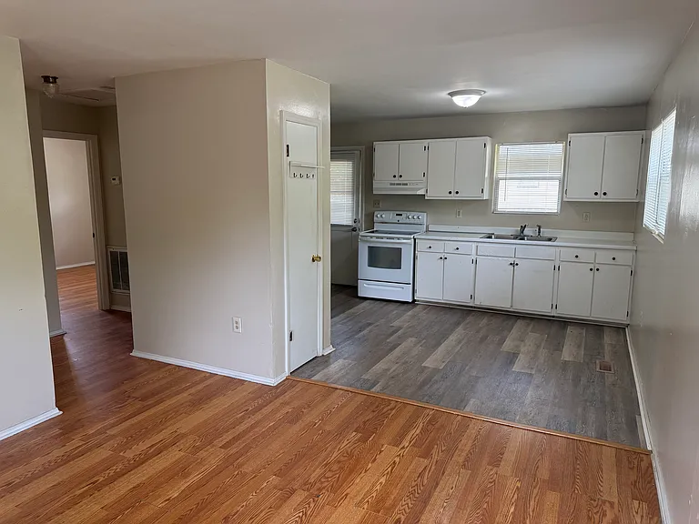 410 W John J Sharpe St — Photo 2