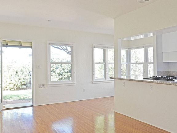 3rd image of 2010 Oak St #B