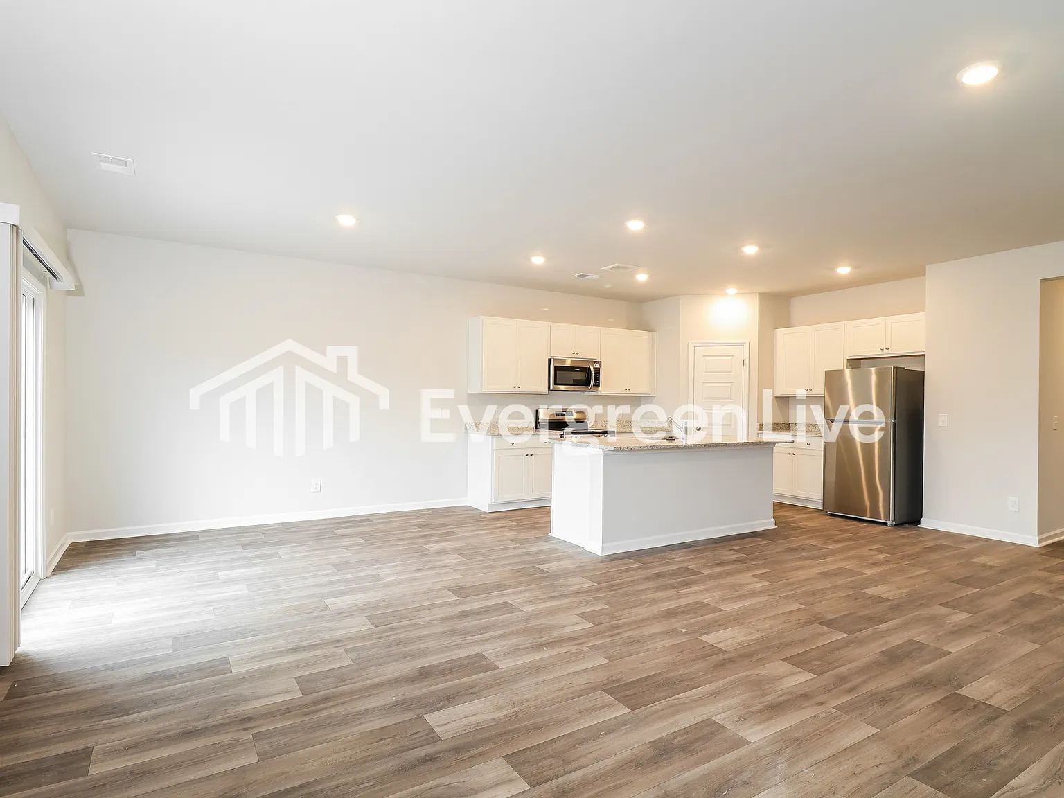 4 bed, 2.0 bath, 1886 sqft, $2,250 — Photo 3