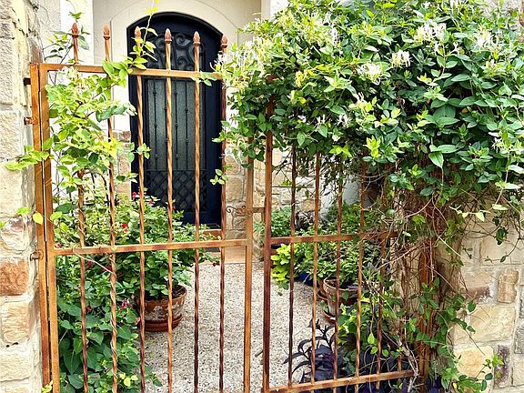 4th image of 831 Southriver Rd