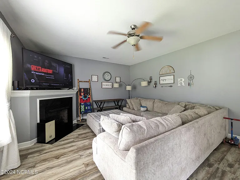 205 Bell Ridge Ln — Photo 2